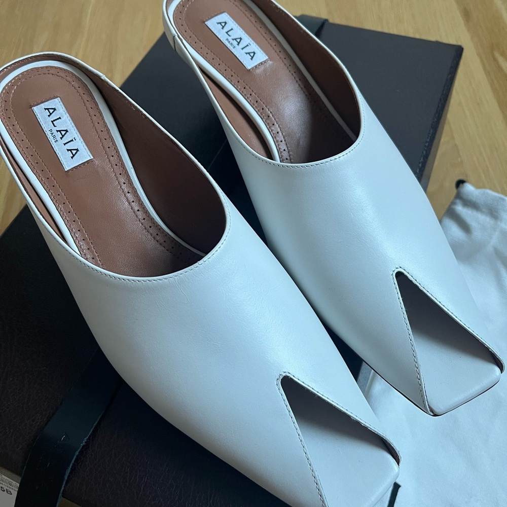 Alaia Spike 55 Leather Peep-Toe Mules in White Size 38 - Picture 4 of 9